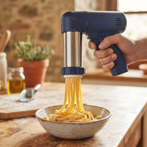 Pasta fresca che esce dalla trafila in una ciotola